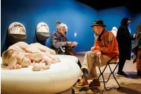 Bezoekers aan tentoonstelling in de Kunsthal