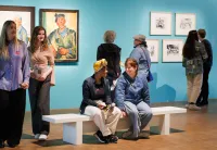 Bezoekers aan tentoonstelling in de Kunsthal