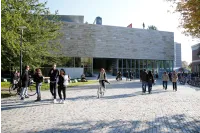 Bezoekers aan tentoonstelling in de Kunsthal
