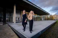 Marianne Splint, directeur Kunsthal Rotterdam (links) en Mariëlle Krouwel, Chief Marketing Officer NN Group (rechts)