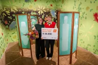 Winnaar NN Art Award 2026 Fiona Lutjenhuis met conservator van de NN Kunstcollectie en juryvoorzitter Maartje de Roy van Zuydewijn